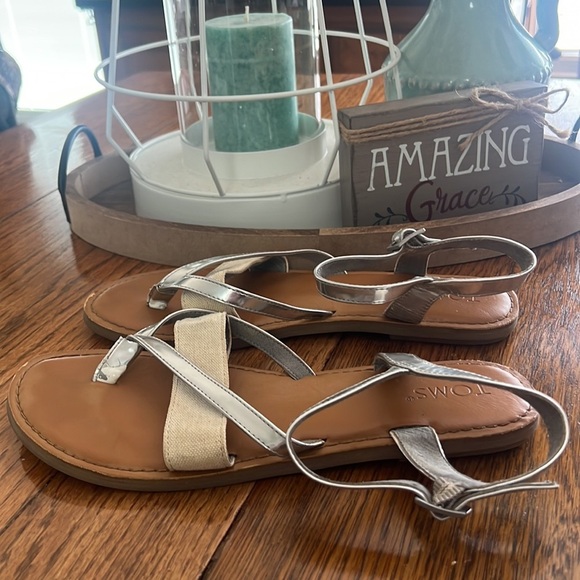 Toms Silver Lexie Patent Strappy Sandals Sz 8.5 - Picture 4 of 6
